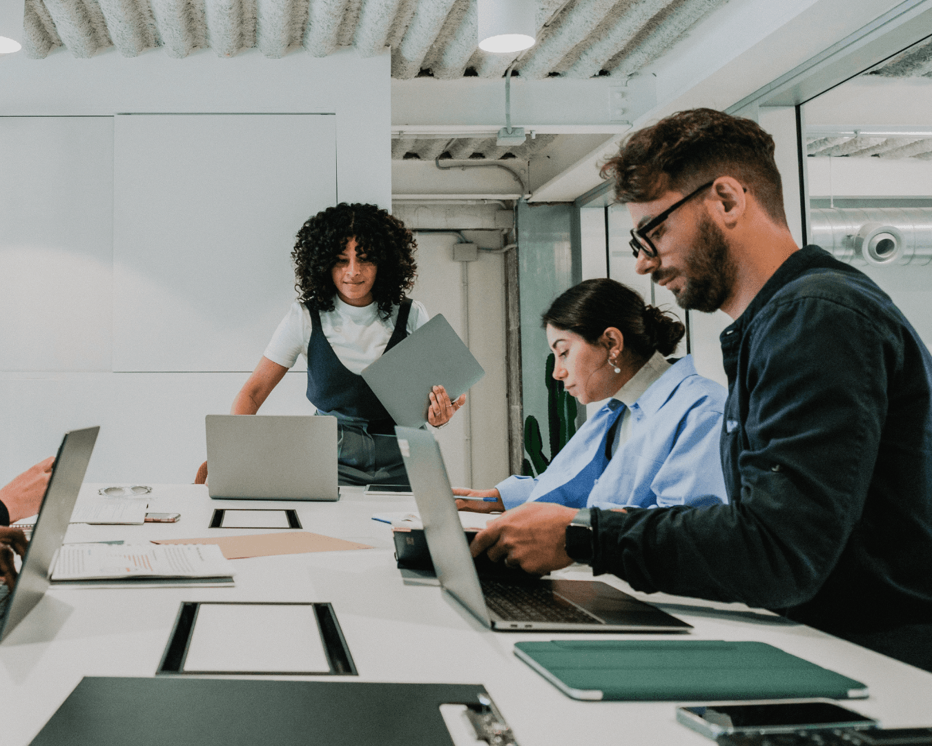 A team collaborating on performance reporting